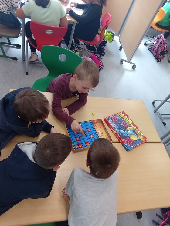 Randi neuer Standort - Kinder beim gemeinsamen Spielen am Tisch