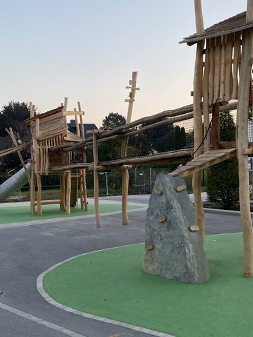 Neuer Schulhof Grundschule Erwitte Klettergerüst