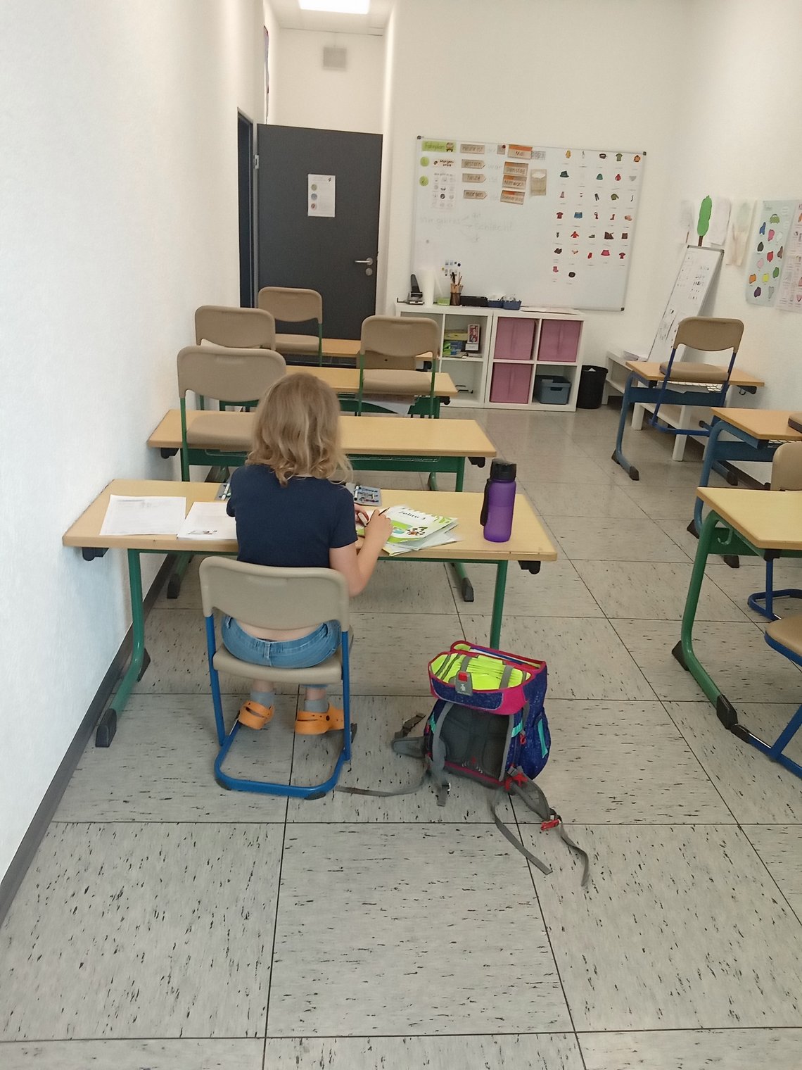 Randi neuer Standort - Kind am Tisch, das Hausaufgaben macht