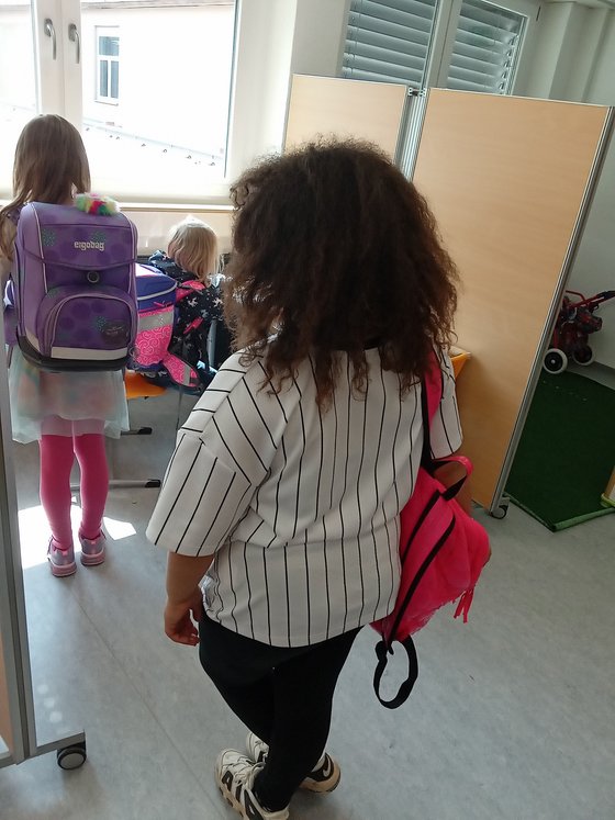 Randi neuer Standort - Kinder mit Rucksäcken beim Nachhausegehen