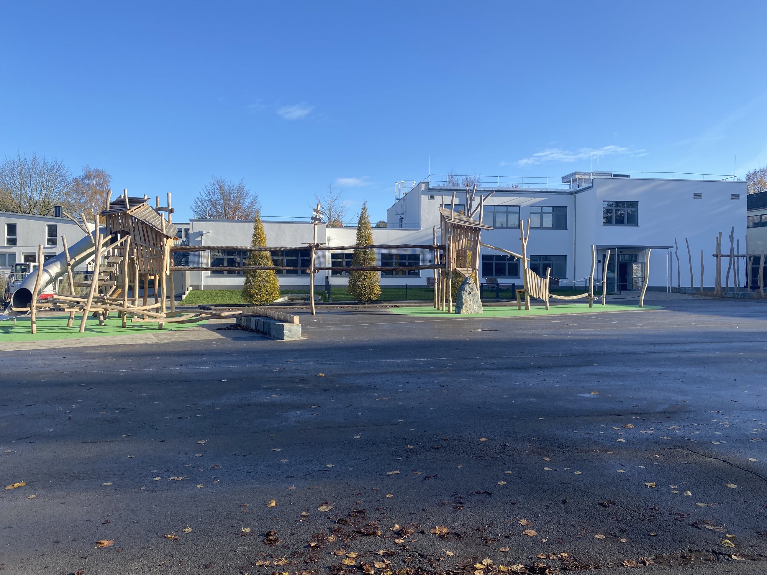 Neue Schule Schulhof