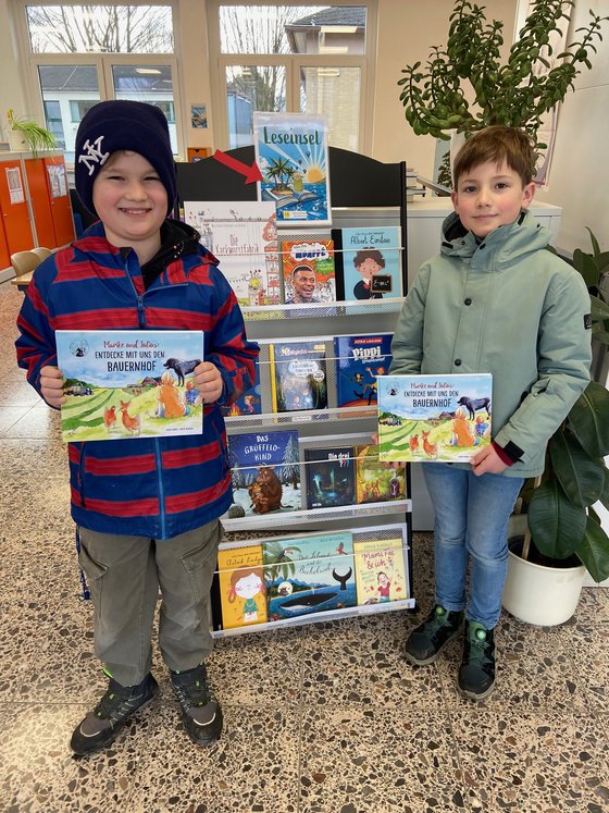 Zwei Schüler vor der Leseinsel